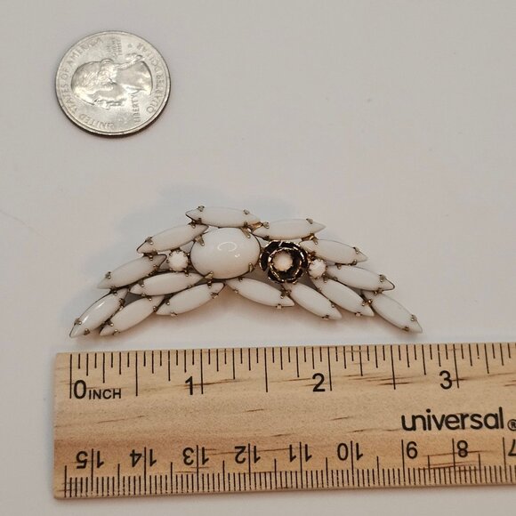 VTG Brooch Elegant Regency Retro White Milk Glass Gold Tone Leaf Floral Classy - Picture 2 of 11